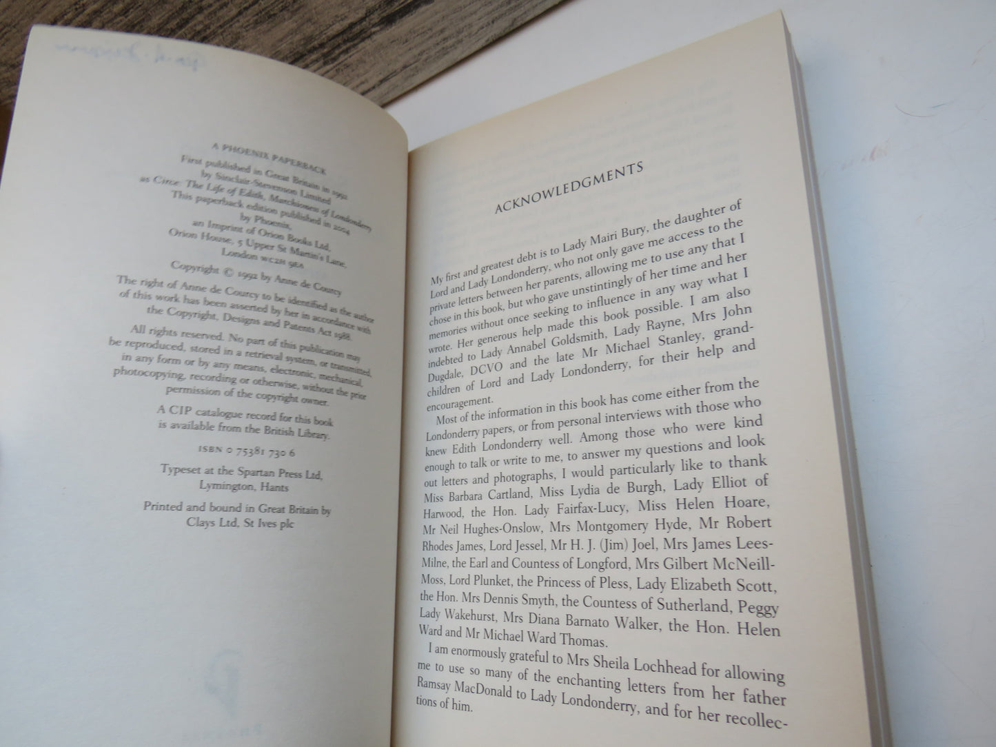 Society's Queen The Life of Edith, Marchioness of Londonderry By Anne De Courcy 2004