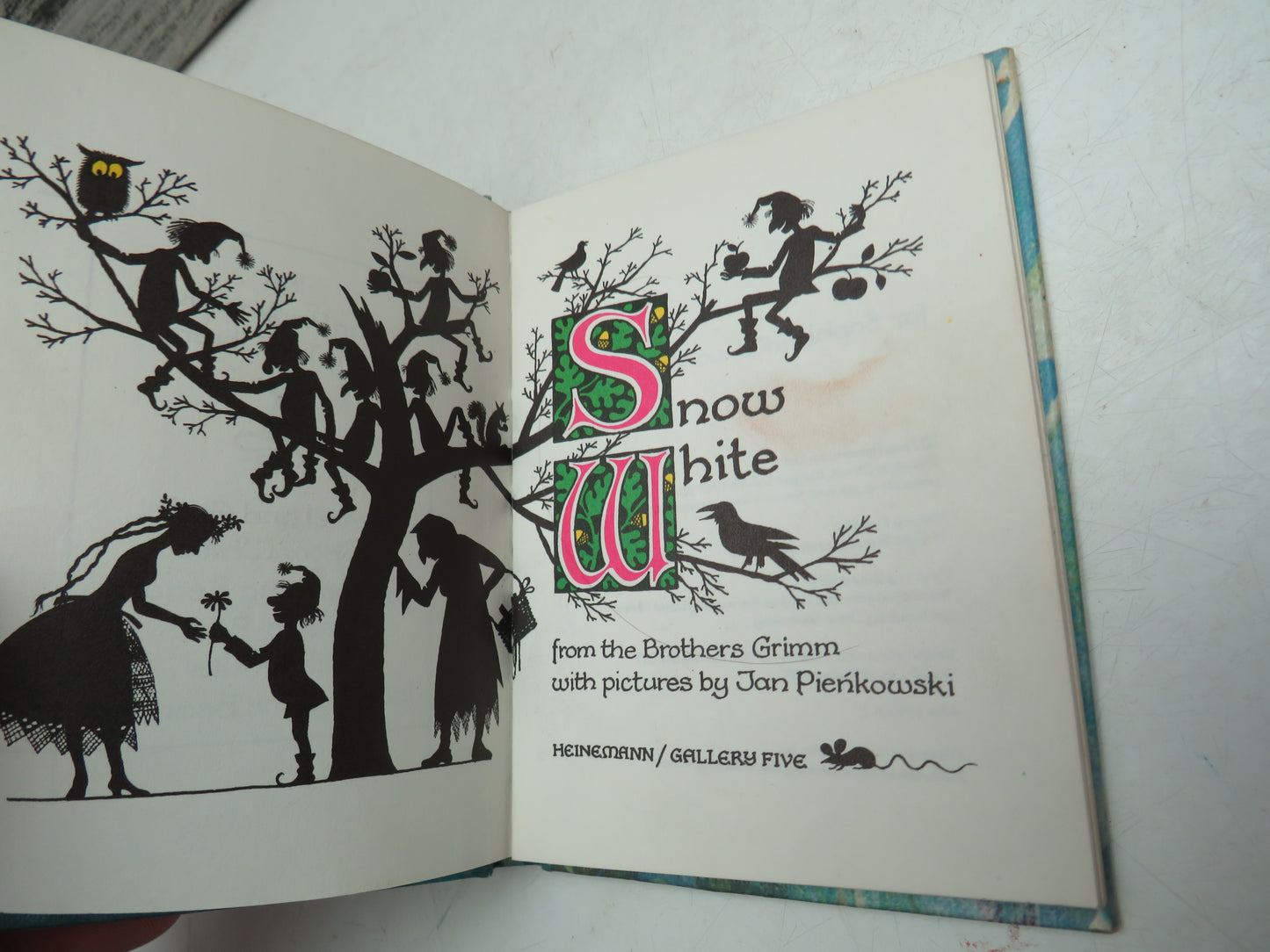 Snow White From The Brothers Grimm With Pictures By Jan Pienkowski Small Book