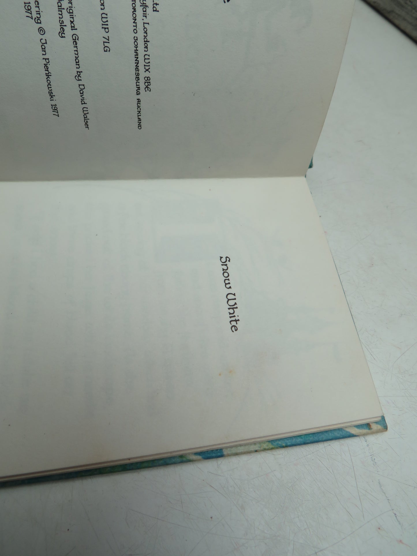 Snow White From The Brothers Grimm With Pictures By Jan Pienkowski Small Book