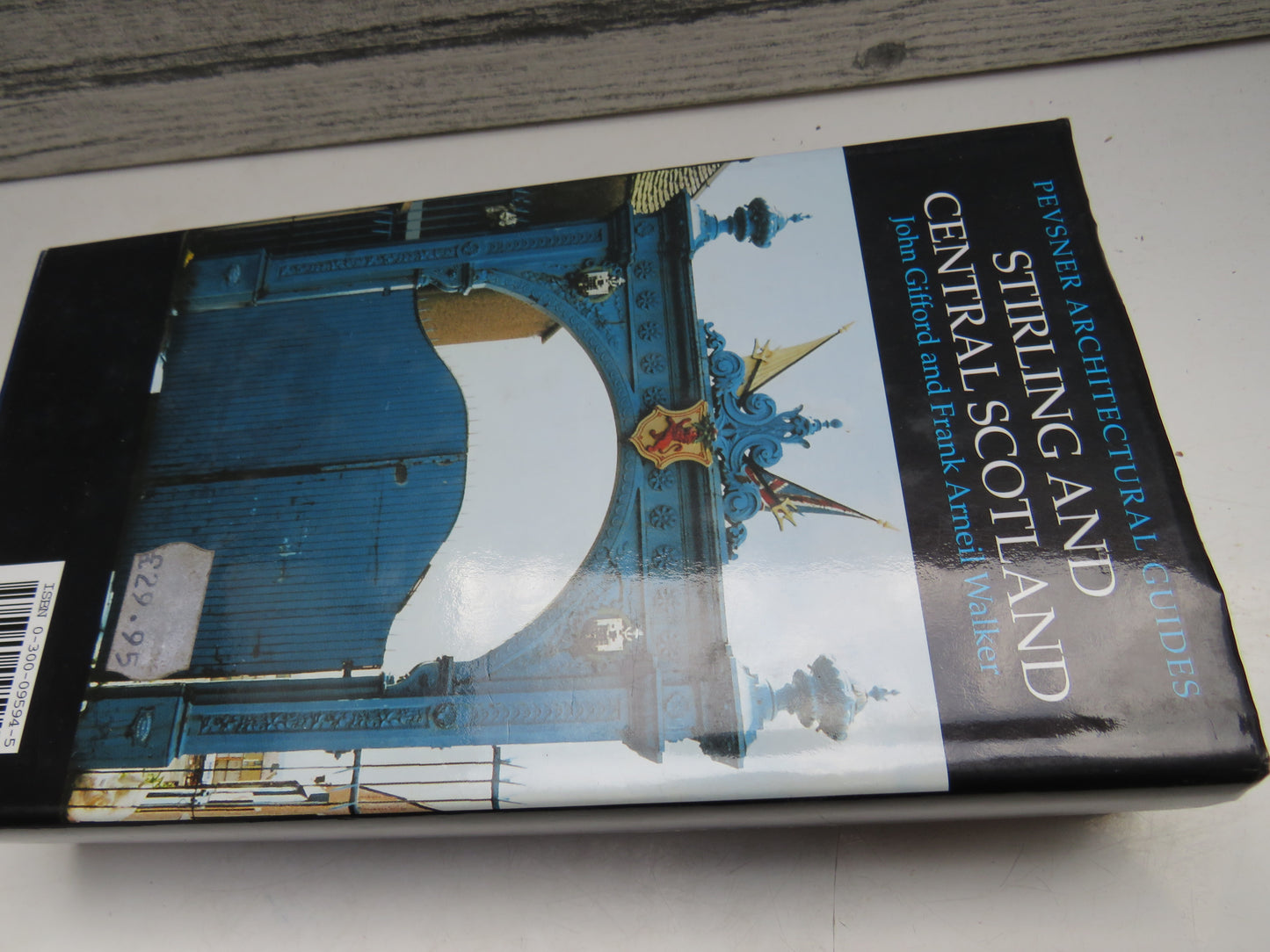 Stirling and Central Scotland By John Gifford and Frank Arneil Walker The Buildings of Scotland 2002