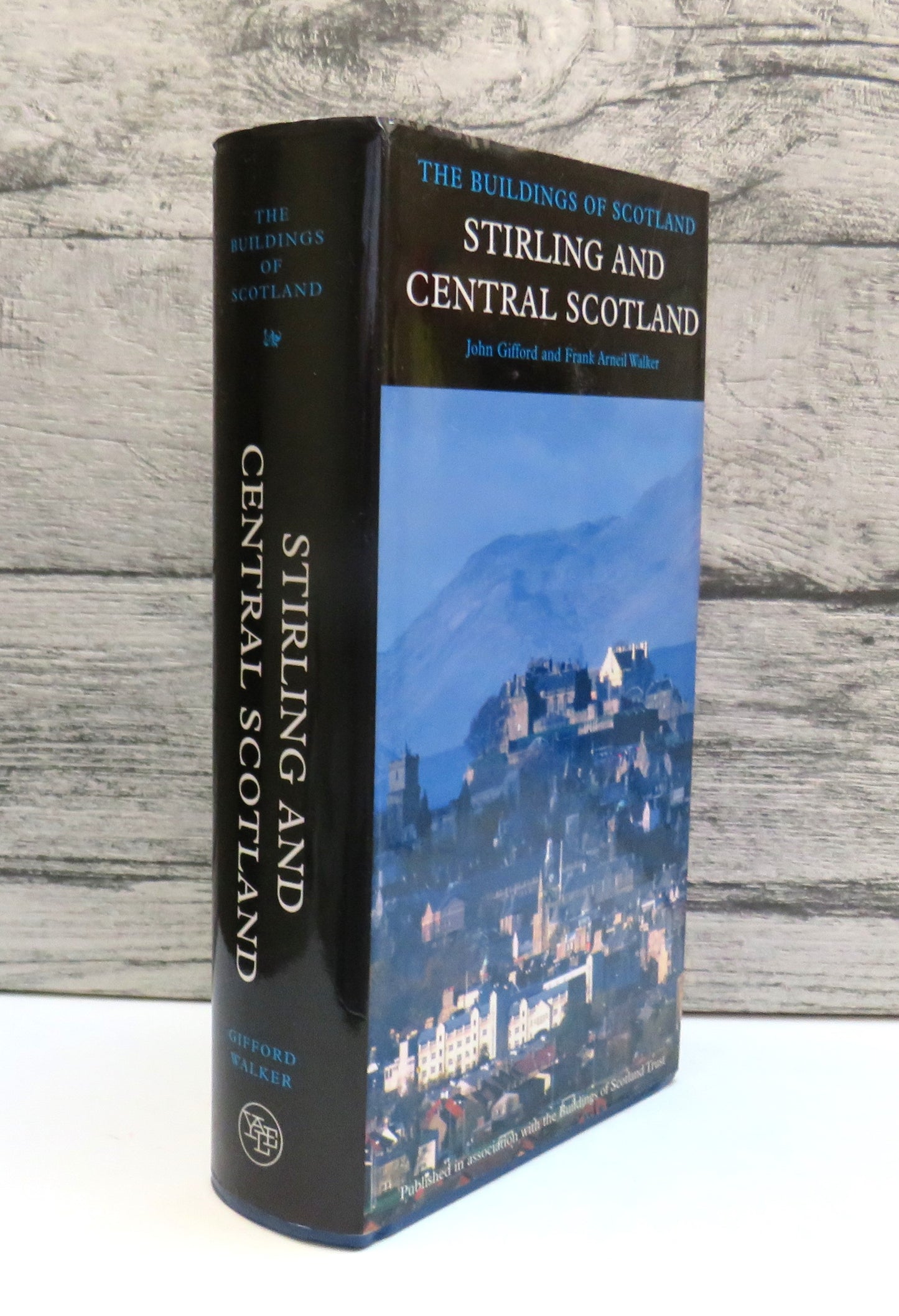 Stirling and Central Scotland By John Gifford and Frank Arneil Walker The Buildings of Scotland 2002