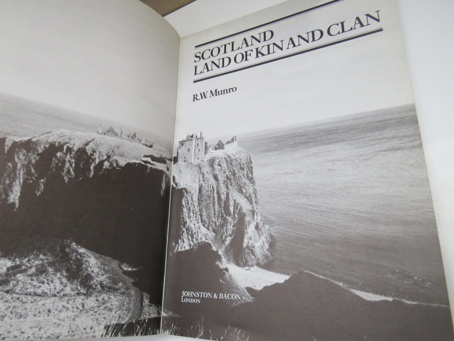 Scotland Land of Kin and Clan By R.W. Munro 1980