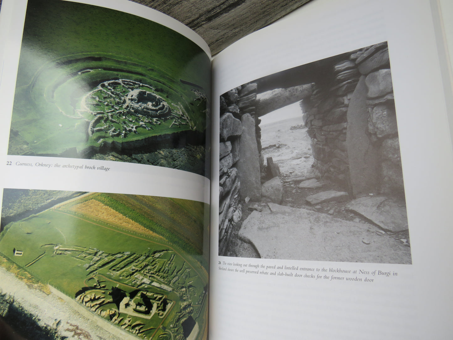 Towers In The North The Brochs of Scotland By Ian Armit 2003