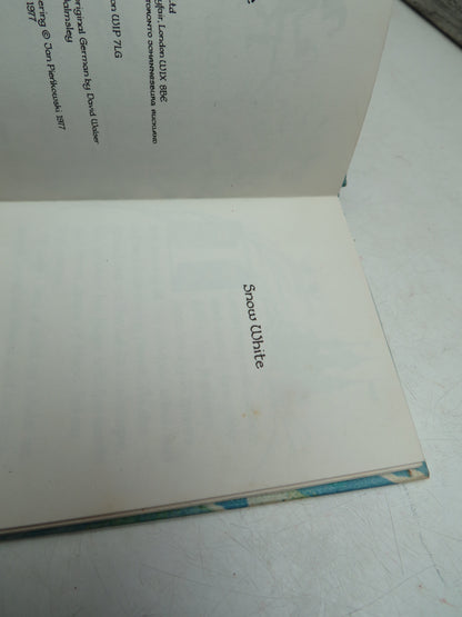 Snow White From The Brothers Grimm With Pictures By Jan Pienkowski Small Book book image 5
