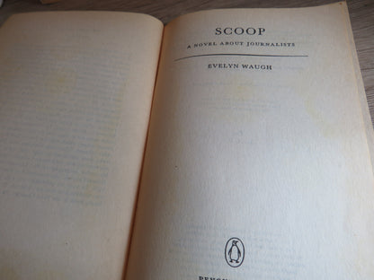 Scoop A Novel About Journalists By Evelyn Waugh Penguin Books 1976 book image 4