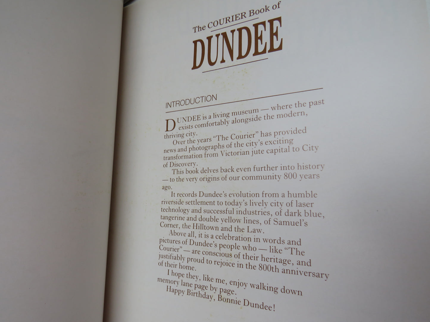 The Courier Book of Dundee A Celebration of 800 Years In Words and Pictures 1990