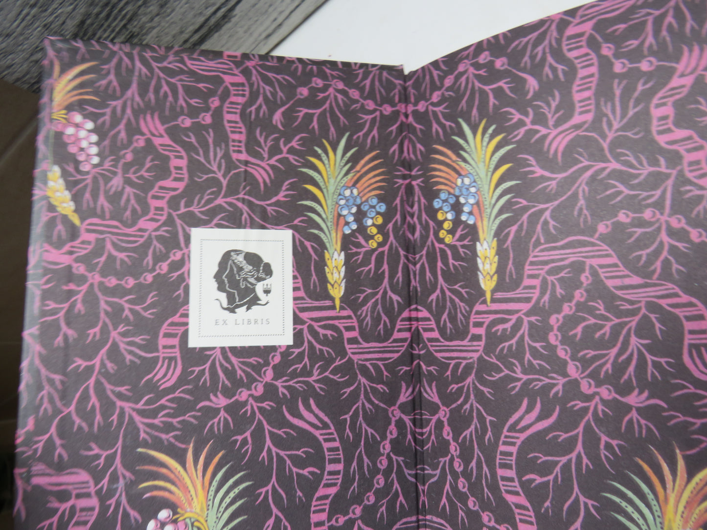 The Victoria and Albert Colour Books - Patterns For Textiles 1988