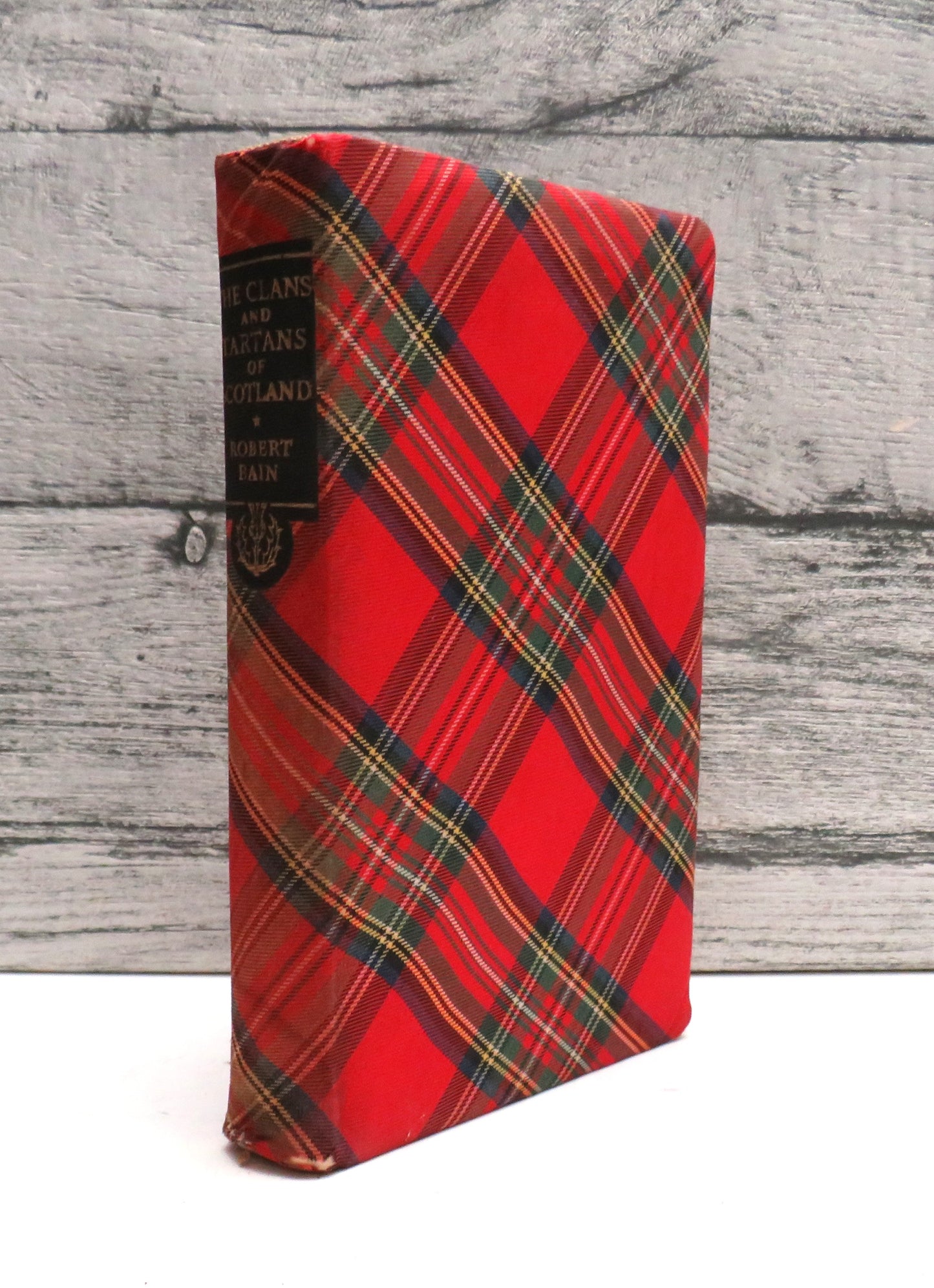 Robert Bain's The Clans and Tartans of Scotland Enlarged and Re-Edited By Margaret O. MacDougall 1954