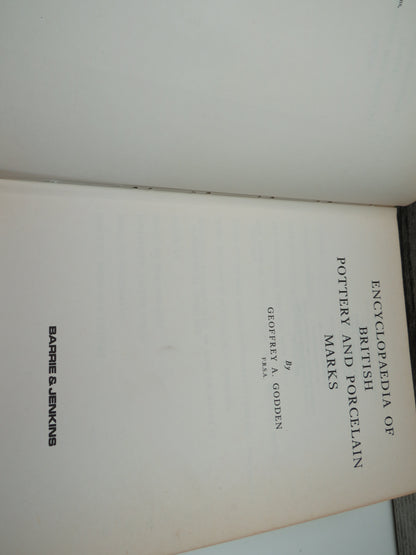Encyclopaedia of British Pottery and Porcelain Marks By Geoffrey A. Godden 1979